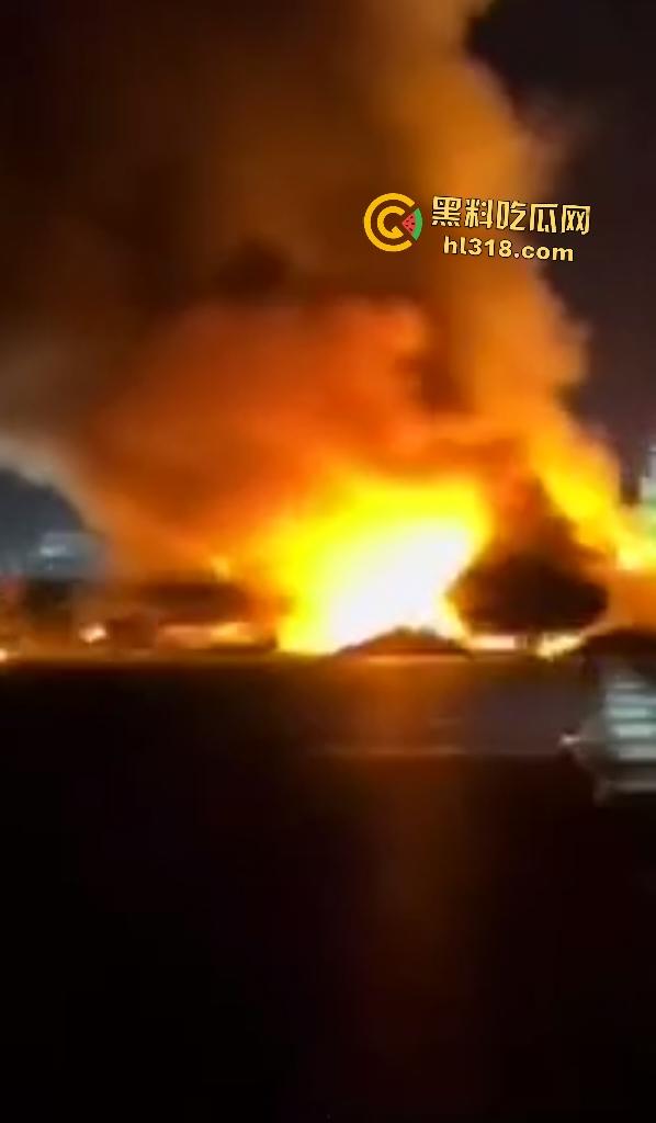 京哈高速四平段凌晨突发车祸！大货车油罐车猛撞起火，网友高速竟限速80真害人！  第2张