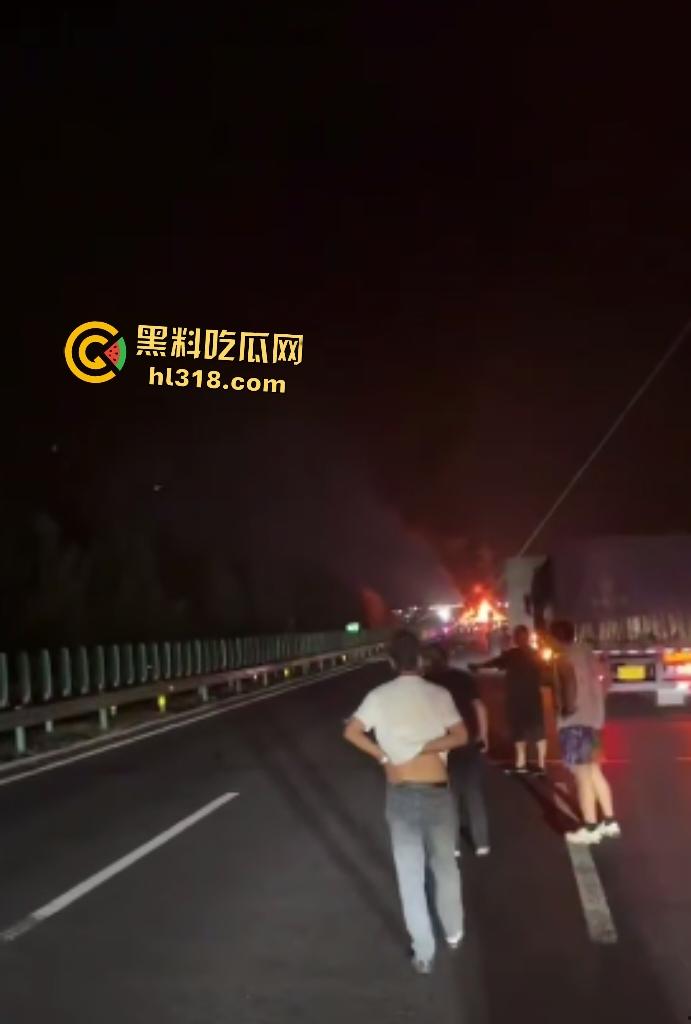 京哈高速四平段凌晨突发车祸！大货车油罐车猛撞起火，网友高速竟限速80真害人！  第3张