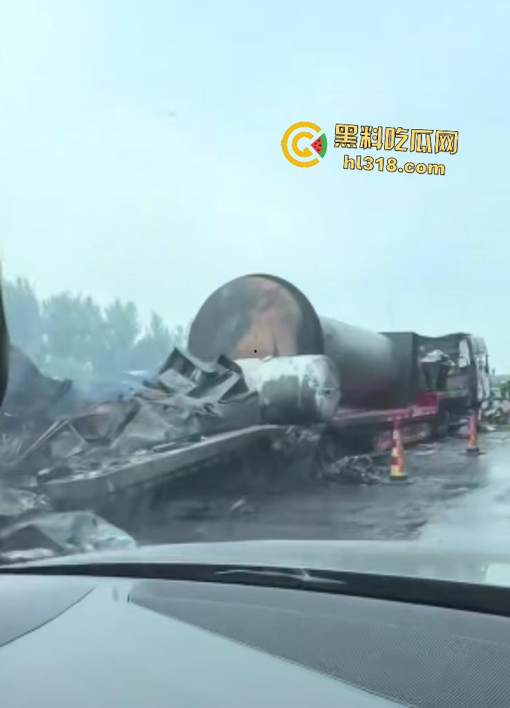 京哈高速四平段凌晨突发车祸！大货车油罐车猛撞起火，网友高速竟限速80真害人！  第4张