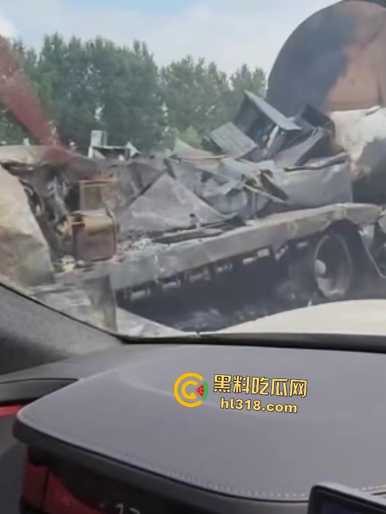 京哈高速四平段凌晨突发车祸！大货车油罐车猛撞起火，网友高速竟限速80真害人！  第6张