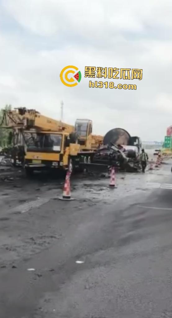 京哈高速四平段凌晨突发车祸！大货车油罐车猛撞起火，网友高速竟限速80真害人！  第7张