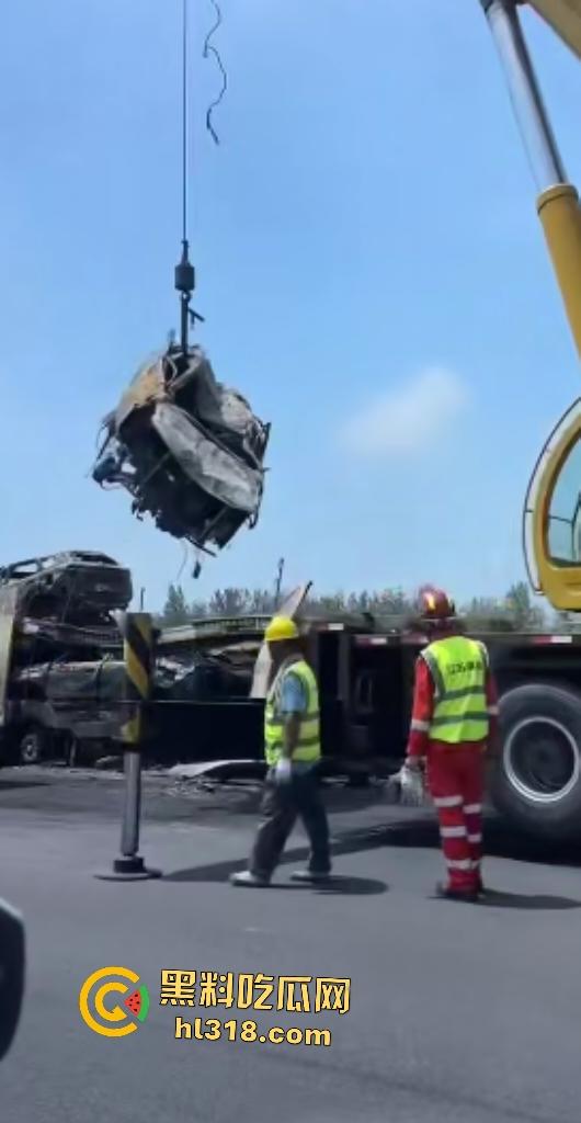 京哈高速四平段凌晨突发车祸！大货车油罐车猛撞起火，网友高速竟限速80真害人！  第8张