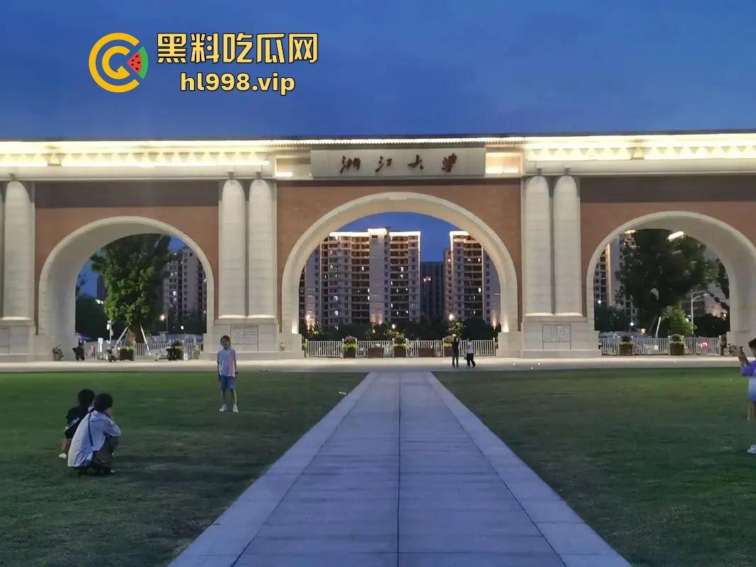 浙江大学情侣教室大战被监控拍下！智慧教室秒变性爱课堂，高材生用最奇葩方式学习！  第3张