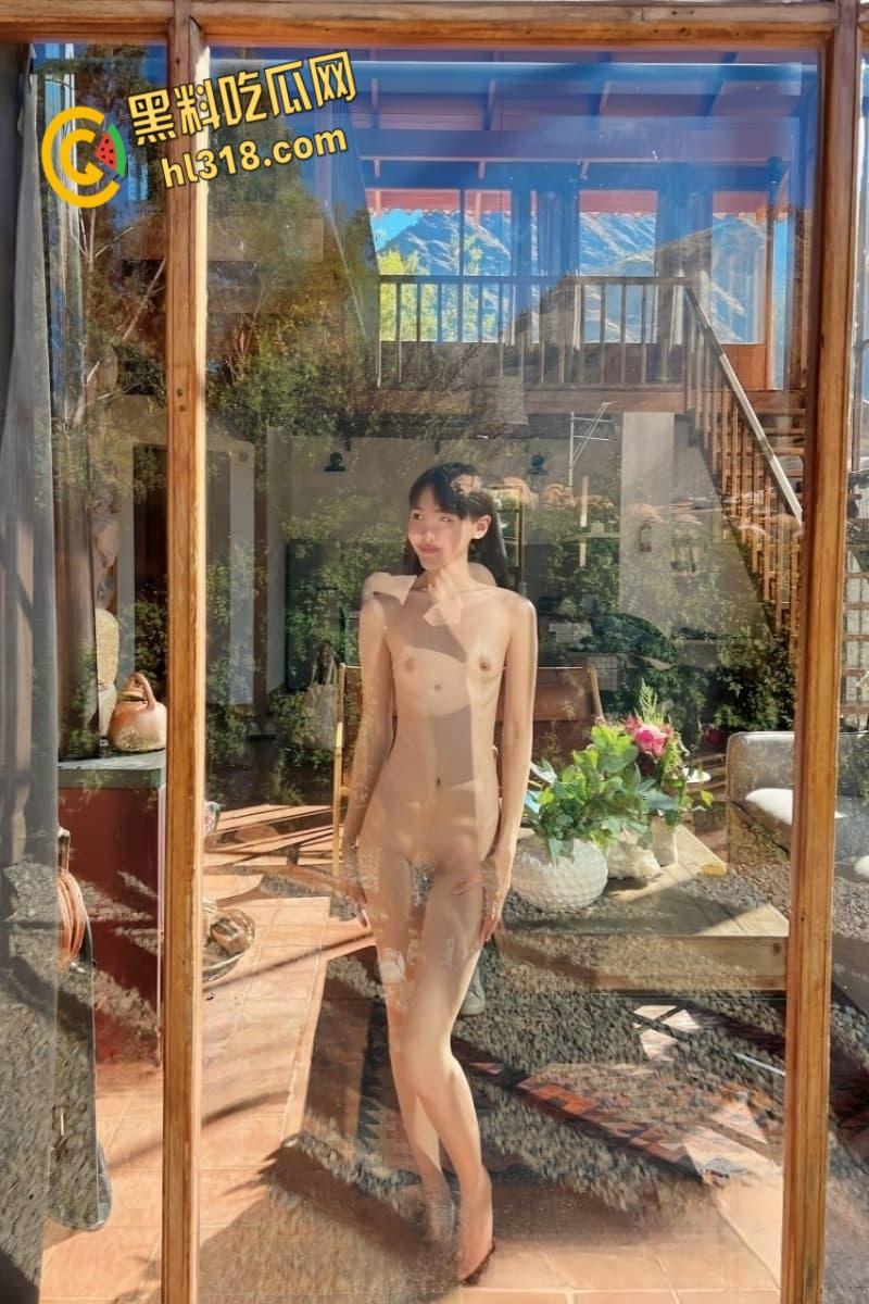 清纯尤物被金主包养调教，跪下吃主人肉棒，成为土豪泄欲的母狗，这手法口活简直就是艺术！  第3张