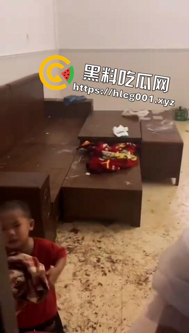 海南澄迈 几个幼儿被关家无人看管 一天没饭吃 屎尿弄一地有人生没人养 第1张 海南澄迈 几个幼儿被关家无人看管 一天没饭吃 屎尿弄一地有人生没人养 第1张