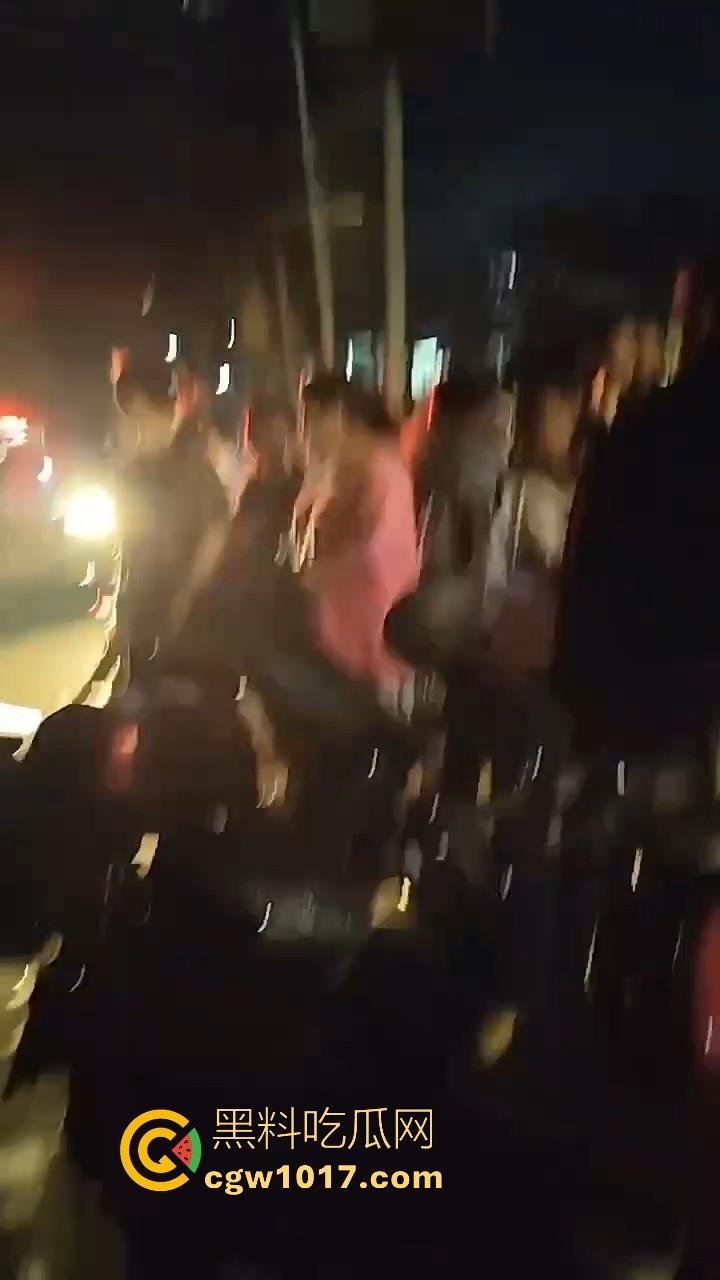 海南琼中爆发大规模群体抗争!因海南天然橡胶产业集团偷砍农民的槟榔田爆发,现场的农民们情绪机动! 第10张 海南琼中爆发大规模群体抗争!因海南天然橡胶产业集团偷砍农民的槟榔田爆发,现场的农民们情绪机动! 第10张