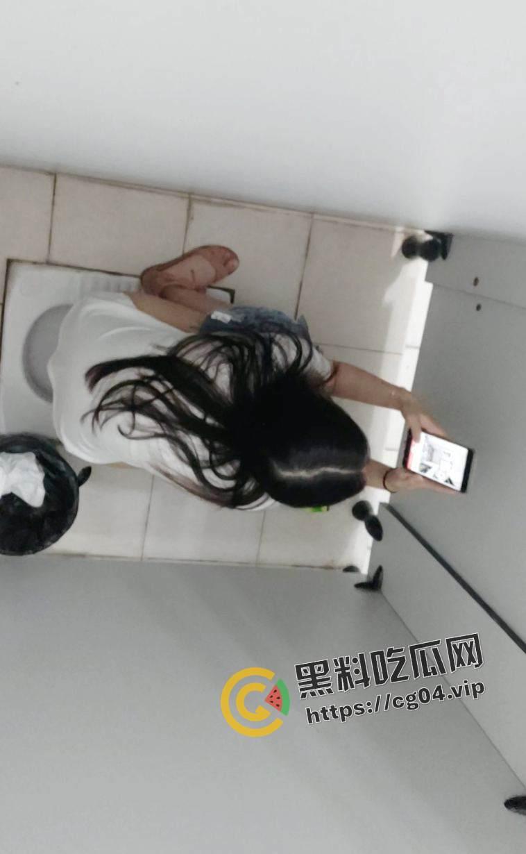 惊鸿一瞥！偷拍学委如厕被发现 不要误会李嘉琪同学 我只是想与你深入讨论更伟大的问题  第10张