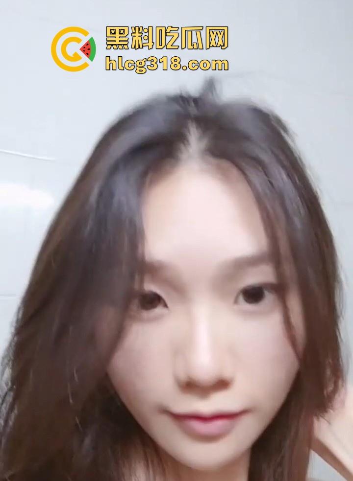 广西清纯反差嫩妹【林萧莹】付费私拍视频流出 全裸挑逗搔首弄姿 把金主爸爸挑逗的前列腺液直流！  第1张