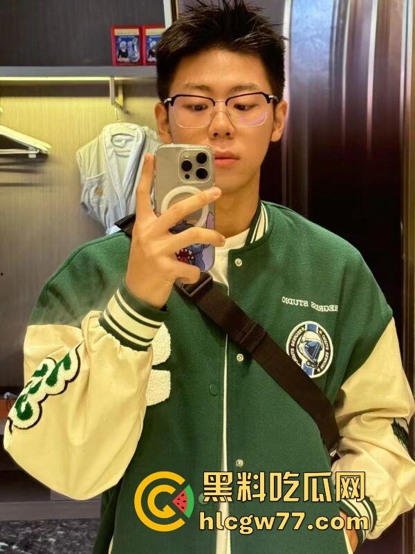 抖音热搜！广州某通讯录酒吧门 三人酒后互吃原视频来袭 三个男的大街上口 两个喝醉0给1口 内容炸裂！  第16张