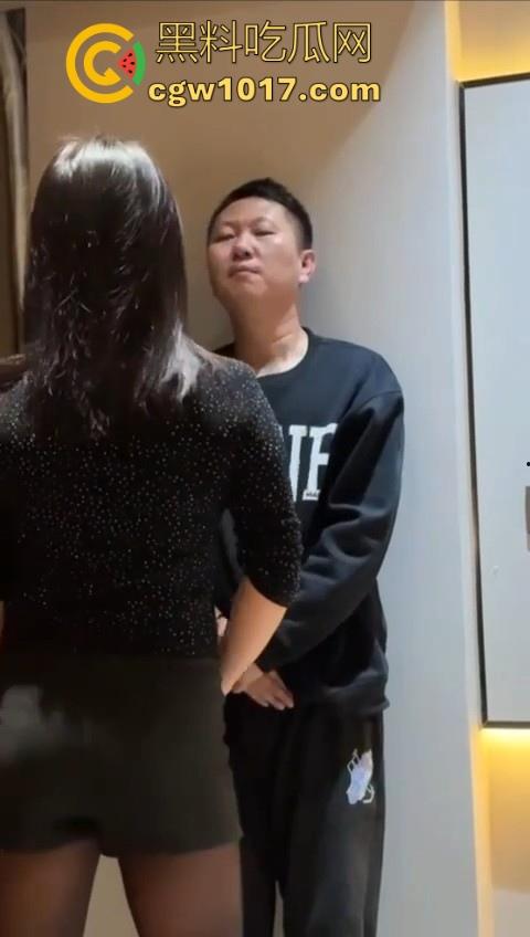 花钱买受虐？大哥特殊癖好曝光，狂砸大额让极品骚鸡骑脸抽他耳光，嘴巴肿成香肠还喊爽！  第2张