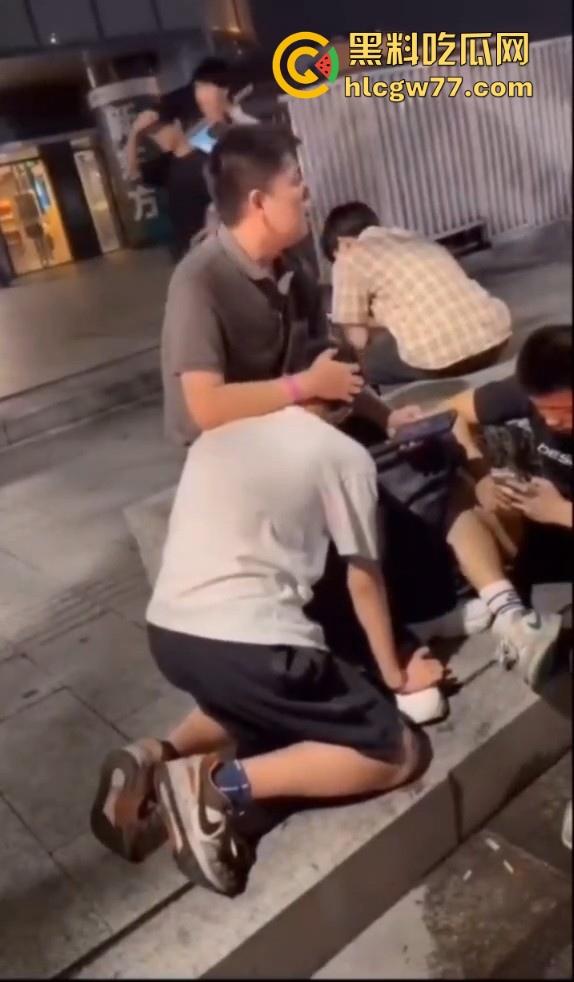 抖音热搜！广州某通讯录酒吧门 三人酒后互吃原视频来袭 三个男的大街上口 两个喝醉0给1口 内容炸裂！  第17张