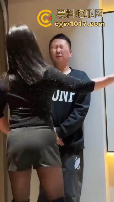 花钱买受虐？大哥特殊癖好曝光，狂砸大额让极品骚鸡骑脸抽他耳光，嘴巴肿成香肠还喊爽！  第4张