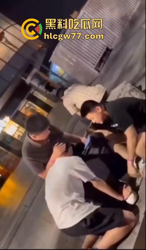 抖音热搜！广州某通讯录酒吧门 三人酒后互吃原视频来袭 三个男的大街上口 两个喝醉0给1口 内容炸裂！  第18张