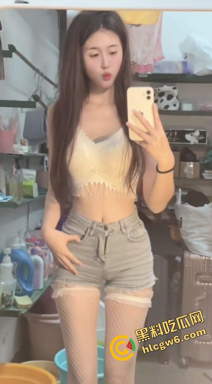 抖音湖南工业大专反差婊骚鸡『沛沛不会扭』私拍脱衣裸露大奶供金主观赏！原创独家真实曝光！  第4张