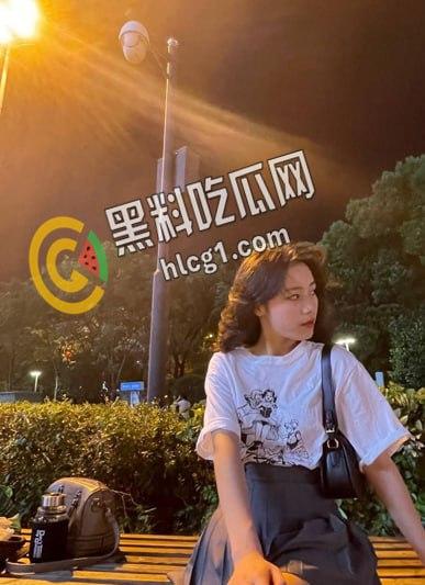 探探认识有男朋友的西南财经大学学生妹 王宇琪 学妹手嘴并用帮忙撸管 超快的手速撸的鸡巴都快秃噜皮了  第2张