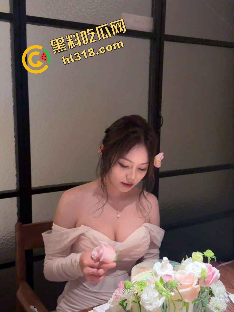 一根根本不够用，女友大胃口两根振动棒齐上阵，塞到高潮全程翻白眼还嫌不过瘾，这才是真正的骚货！  第2张