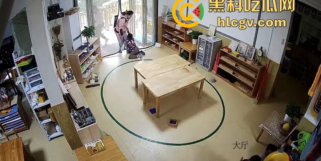 长沙幼儿园虐童！孩子被两名老师拖地打，家长怒发视频控诉！  第11张
