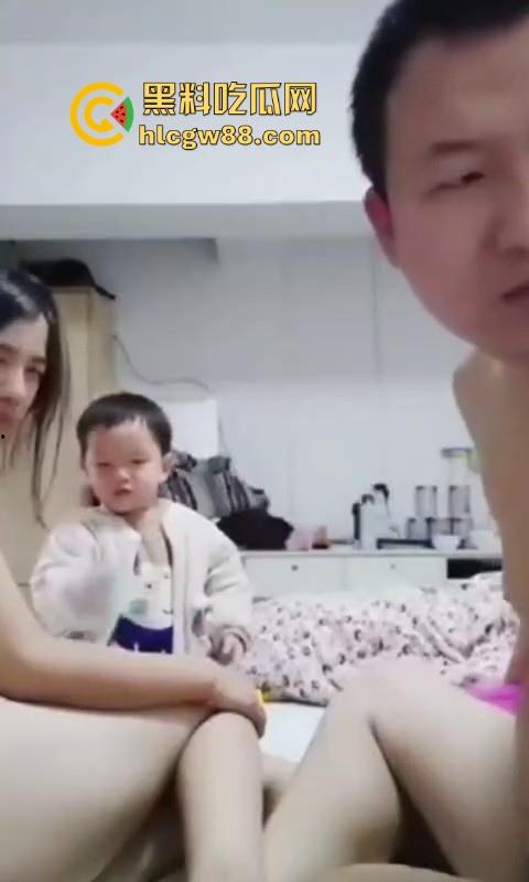 人妻的奇葩操作！在孩子面前大胆做爱 毫不顾忌 不过你别说人妻的奶子挺大的 内容炸裂  第5张