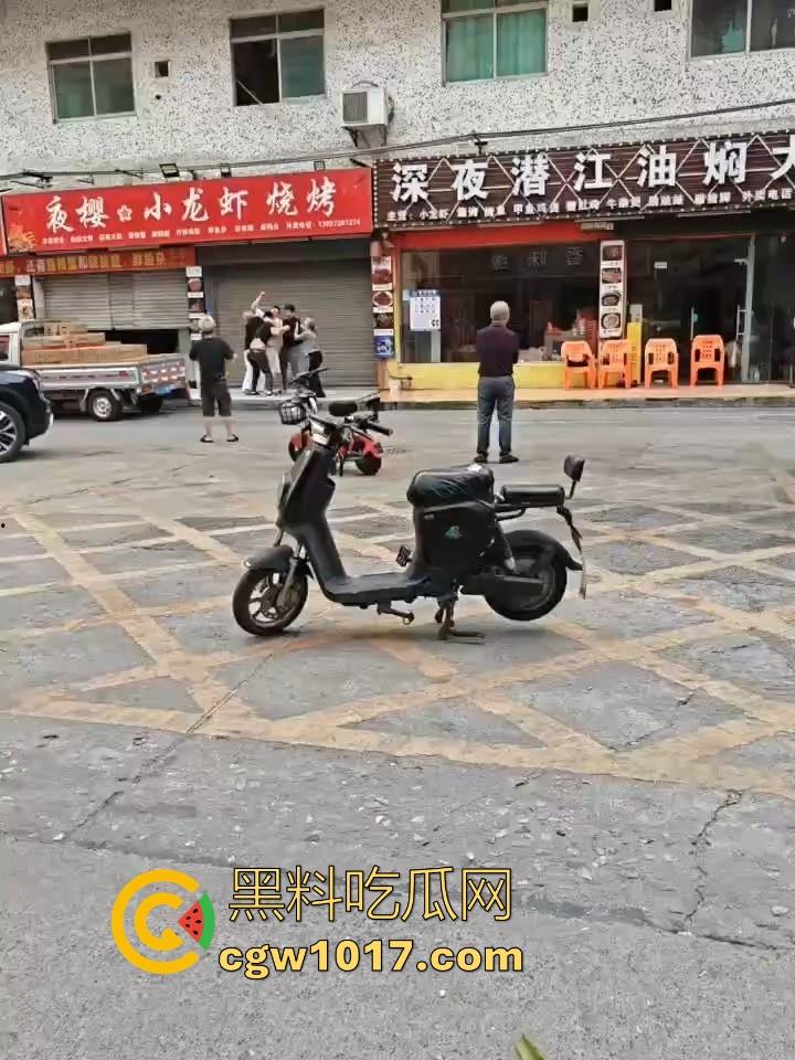 夜樱小龙虾烧烤发生持刀砍人事件!三打一,貌似被反杀,地上躺个黑衣服,现在的人动不动就动刀子真恐怖! 第1张 夜樱小龙虾烧烤发生持刀砍人事件!三打一,貌似被反杀,地上躺个黑衣服,现在的人动不动就动刀子真恐怖! 第1张