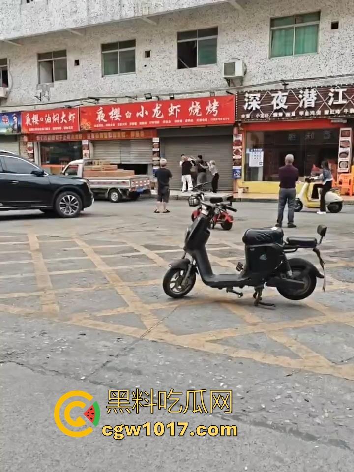 夜樱小龙虾烧烤发生持刀砍人事件!三打一,貌似被反杀,地上躺个黑衣服,现在的人动不动就动刀子真恐怖! 第3张 夜樱小龙虾烧烤发生持刀砍人事件!三打一,貌似被反杀,地上躺个黑衣服,现在的人动不动就动刀子真恐怖! 第3张