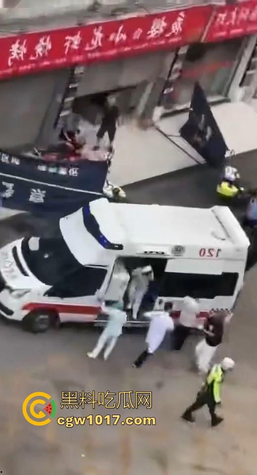 夜樱小龙虾烧烤发生持刀砍人事件!三打一,貌似被反杀,地上躺个黑衣服,现在的人动不动就动刀子真恐怖! 第4张 夜樱小龙虾烧烤发生持刀砍人事件!三打一,貌似被反杀,地上躺个黑衣服,现在的人动不动就动刀子真恐怖! 第4张