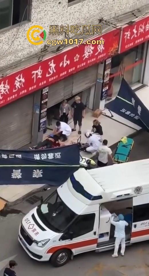 夜樱小龙虾烧烤发生持刀砍人事件!三打一,貌似被反杀,地上躺个黑衣服,现在的人动不动就动刀子真恐怖! 第6张 夜樱小龙虾烧烤发生持刀砍人事件!三打一,貌似被反杀,地上躺个黑衣服,现在的人动不动就动刀子真恐怖! 第6张