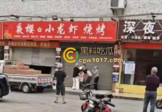 夜樱小龙虾烧烤发生持刀砍人事件!三打一,貌似被反杀,地上躺个黑衣服,现在的人动不动就动刀子真恐怖! 第8张 夜樱小龙虾烧烤发生持刀砍人事件!三打一,貌似被反杀,地上躺个黑衣服,现在的人动不动就动刀子真恐怖! 第8张