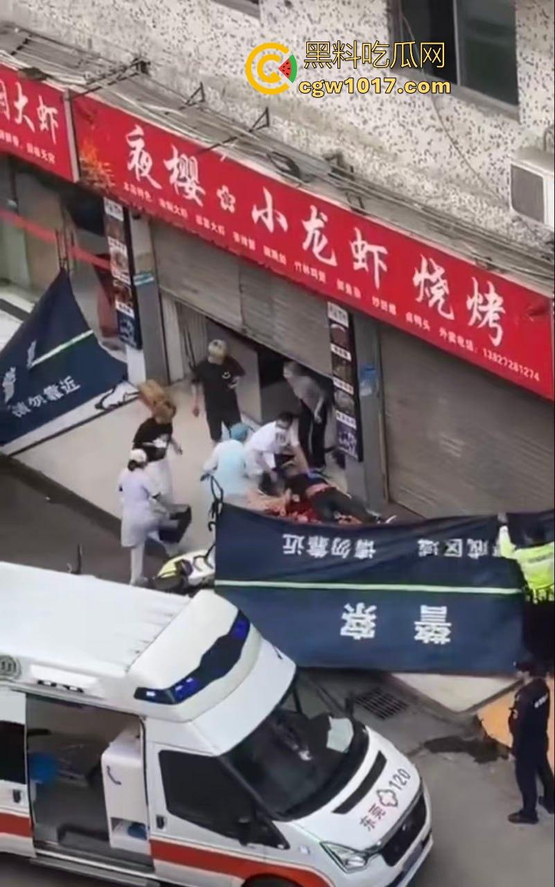 夜樱小龙虾烧烤发生持刀砍人事件!三打一,貌似被反杀,地上躺个黑衣服,现在的人动不动就动刀子真恐怖! 第9张 夜樱小龙虾烧烤发生持刀砍人事件!三打一,貌似被反杀,地上躺个黑衣服,现在的人动不动就动刀子真恐怖! 第9张