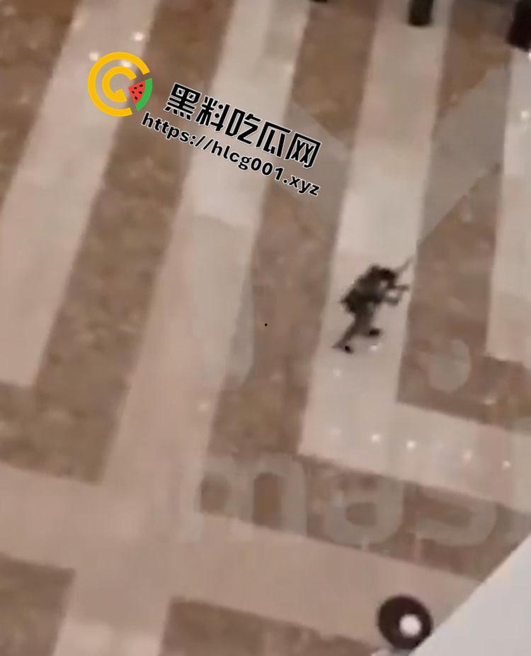 俄罗斯莫斯科附近克洛库斯市政厅枪击事件 特种部队突袭大楼大战恐怖分子  死亡上百人 遍地尸体 现场直达 第2张