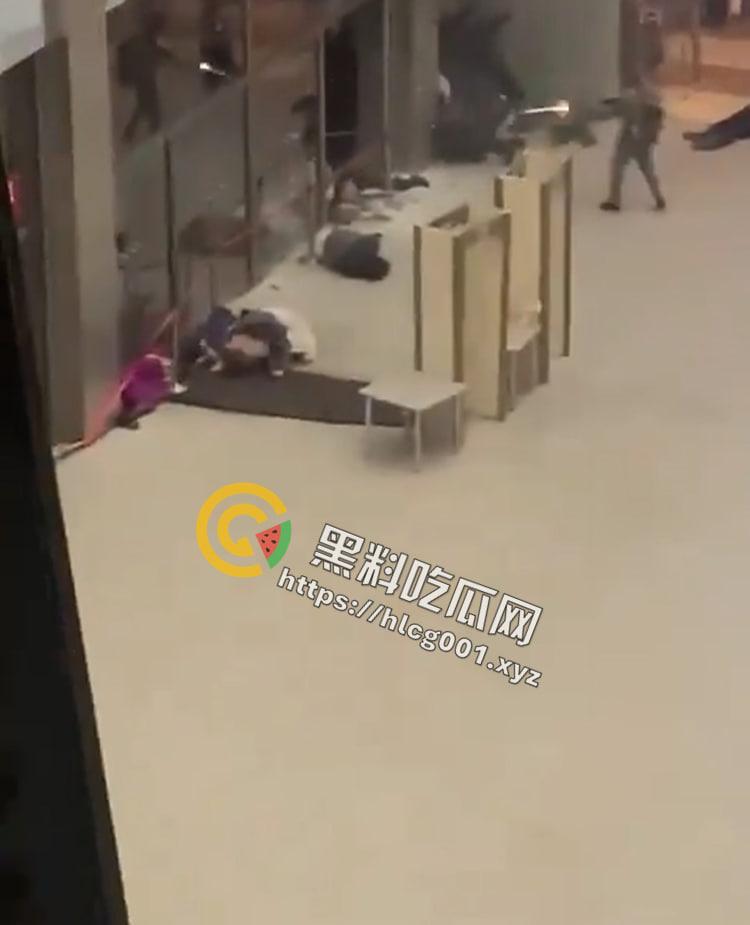 俄罗斯莫斯科附近克洛库斯市政厅枪击事件 特种部队突袭大楼大战恐怖分子  死亡上百人 遍地尸体 现场直达 第3张