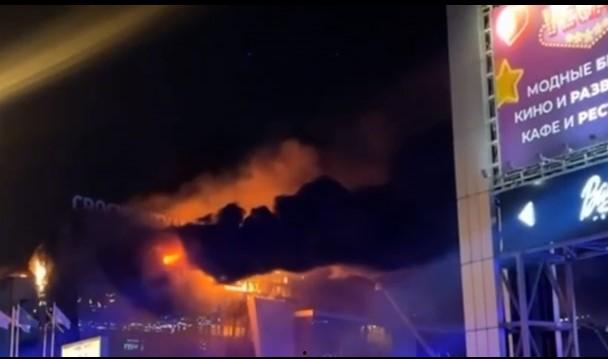 俄罗斯莫斯科附近克洛库斯市政厅枪击事件 特种部队突袭大楼大战恐怖分子  死亡上百人 遍地尸体 现场直达 第6张