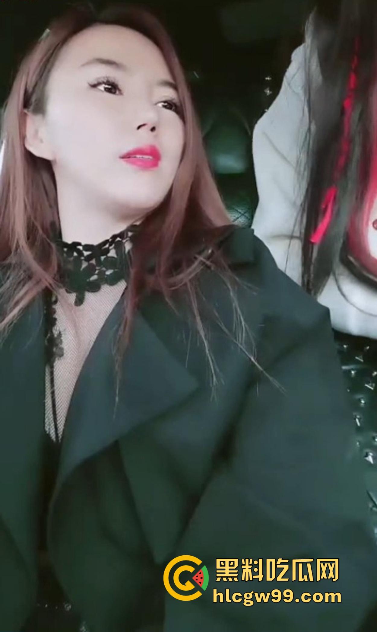 广西两少妇山头双飞局，野外垫子铺好直接开操，丁字裤勒小穴撩到炸，小哥怂归怂但带套有一手！  第1张