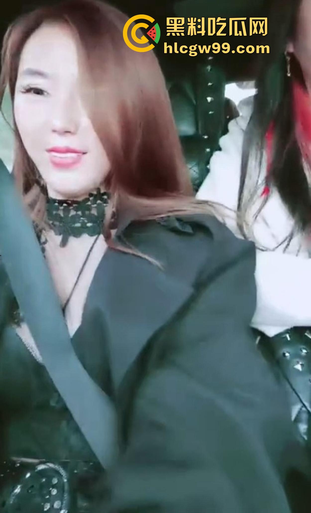 广西两少妇山头双飞局，野外垫子铺好直接开操，丁字裤勒小穴撩到炸，小哥怂归怂但带套有一手！  第3张