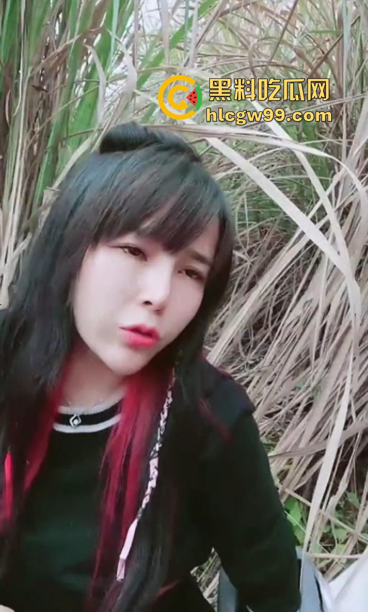 广西两少妇山头双飞局，野外垫子铺好直接开操，丁字裤勒小穴撩到炸，小哥怂归怂但带套有一手！  第5张