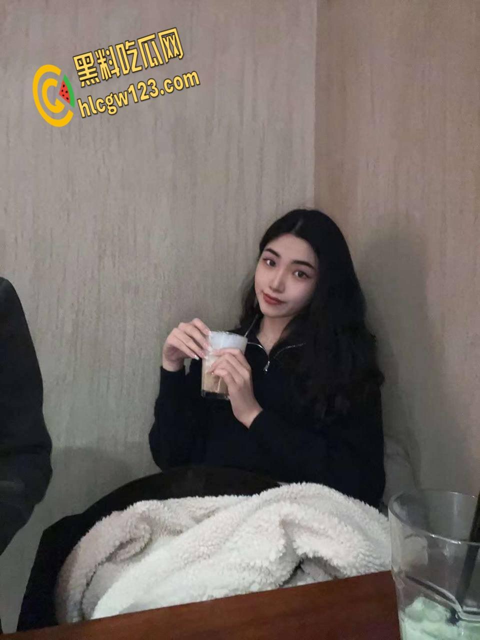 高冷学姐变骚浪母狗！黑白丝大长腿勾魂，富二代爆操后入，含着JB直流口水 !  第2张