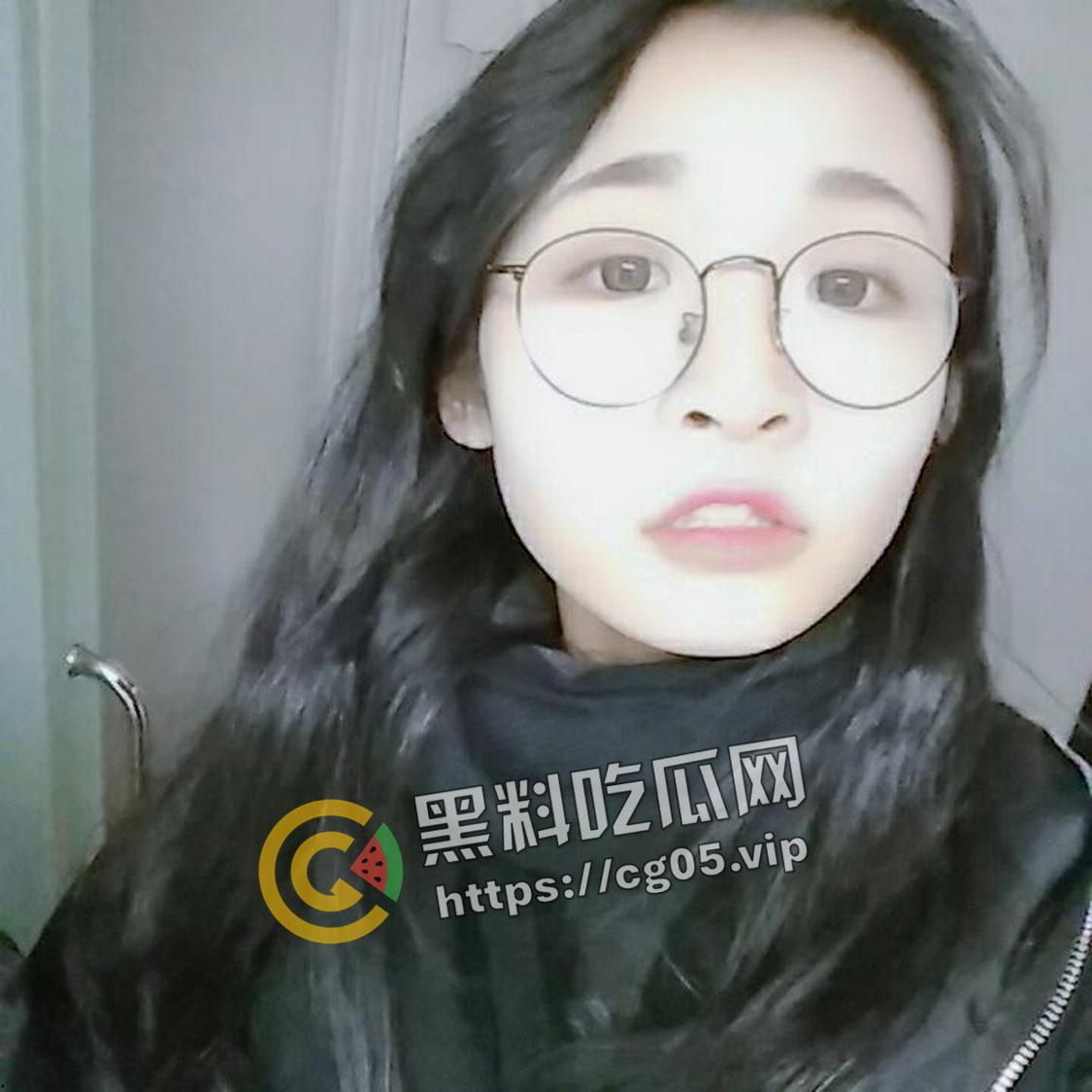 苏州邻家小妹妹 神似狗头萝莉 皮肤白嫩戴眼镜和跪下求精吃的样子反差感拉满  第1张