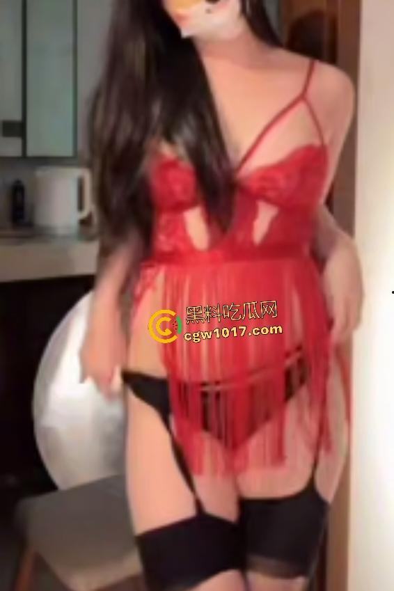 抖音骚货【葡萄汁】，穿黑丝白丝连线撩炮友分享骚B骚脚，估计金主那边鸡巴早就泄了，这屁股比母猪还大！  第3张