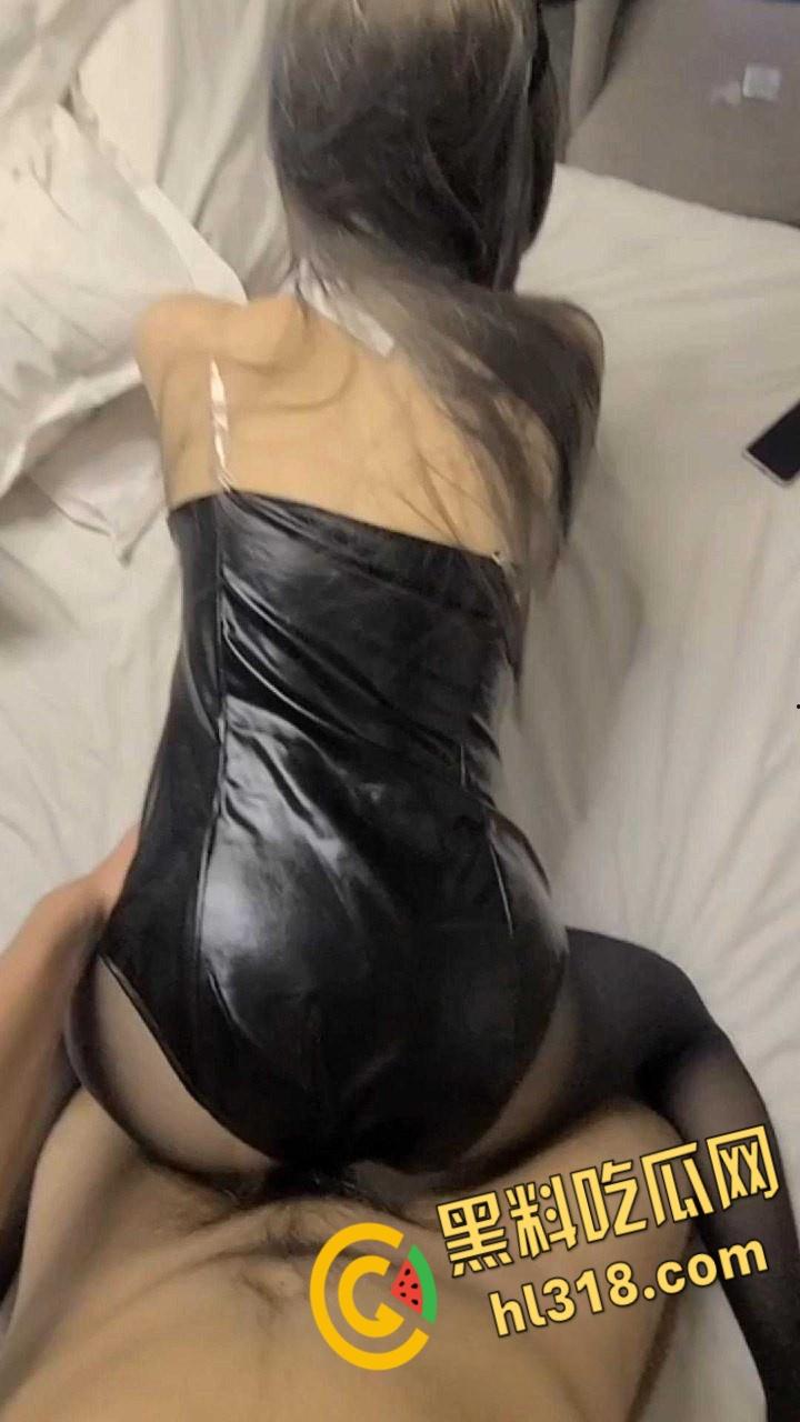 天津传媒学院校花【周怡瑄】,反差母狗爱穿黑丝,性感兔女郎跪在地上口交,劲爆身材简直就是完美炮架 第7张 天津传媒学院校花【周怡瑄】,反差母狗爱穿黑丝,性感兔女郎跪在地上口交,劲爆身材简直就是完美炮架 第7张