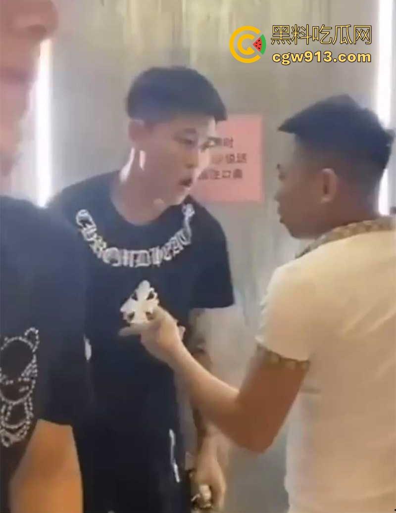 快手网红【大懿】线下被围殴视频曝光!宇将军麾下头号大将遭群殴下跪 ,大哥进去了,小弟都不好受啊! 第2张 快手网红【大懿】线下被围殴视频曝光!宇将军麾下头号大将遭群殴下跪 ,大哥进去了,小弟都不好受啊! 第2张