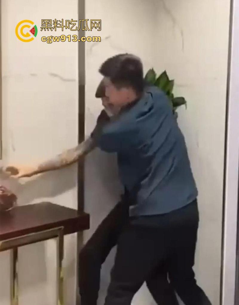 快手网红【大懿】线下被围殴视频曝光!宇将军麾下头号大将遭群殴下跪 ,大哥进去了,小弟都不好受啊! 第3张 快手网红【大懿】线下被围殴视频曝光!宇将军麾下头号大将遭群殴下跪 ,大哥进去了,小弟都不好受啊! 第3张