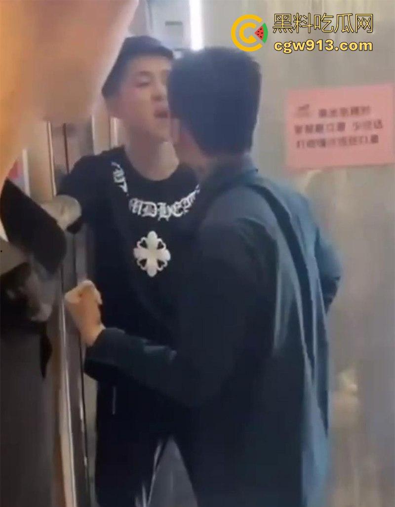 快手网红【大懿】线下被围殴视频曝光!宇将军麾下头号大将遭群殴下跪 ,大哥进去了,小弟都不好受啊! 第4张 快手网红【大懿】线下被围殴视频曝光!宇将军麾下头号大将遭群殴下跪 ,大哥进去了,小弟都不好受啊! 第4张