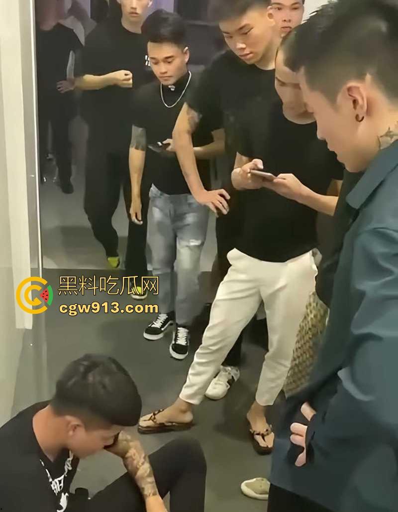 快手网红【大懿】线下被围殴视频曝光!宇将军麾下头号大将遭群殴下跪 ,大哥进去了,小弟都不好受啊! 第5张 快手网红【大懿】线下被围殴视频曝光!宇将军麾下头号大将遭群殴下跪 ,大哥进去了,小弟都不好受啊! 第5张