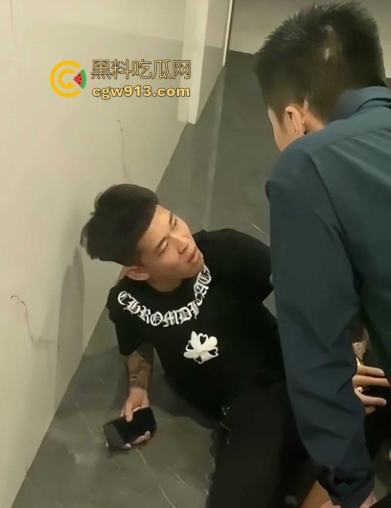 快手网红【大懿】线下被围殴视频曝光!宇将军麾下头号大将遭群殴下跪 ,大哥进去了,小弟都不好受啊! 第8张 快手网红【大懿】线下被围殴视频曝光!宇将军麾下头号大将遭群殴下跪 ,大哥进去了,小弟都不好受啊! 第8张