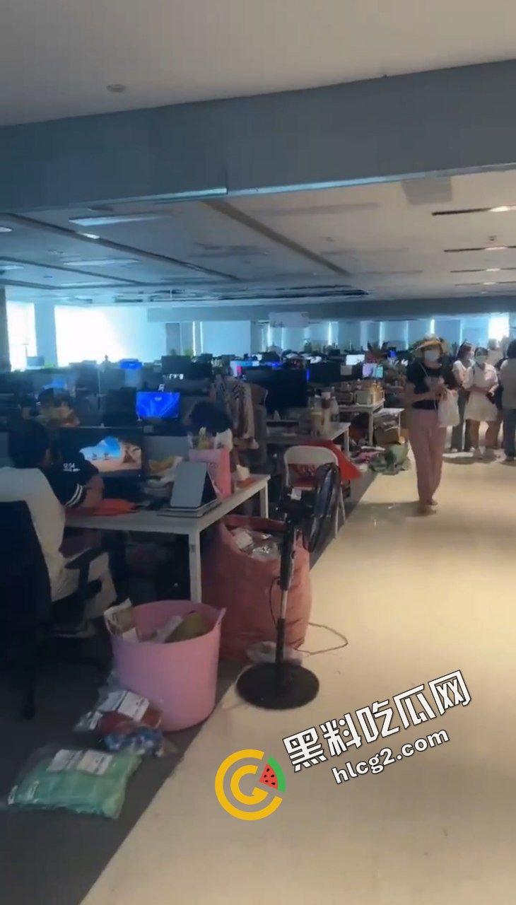 拼多多海外版Tume商家集体维权！因高额罚款 上百商家围堵拼多多广州总部 讨要说法  第5张