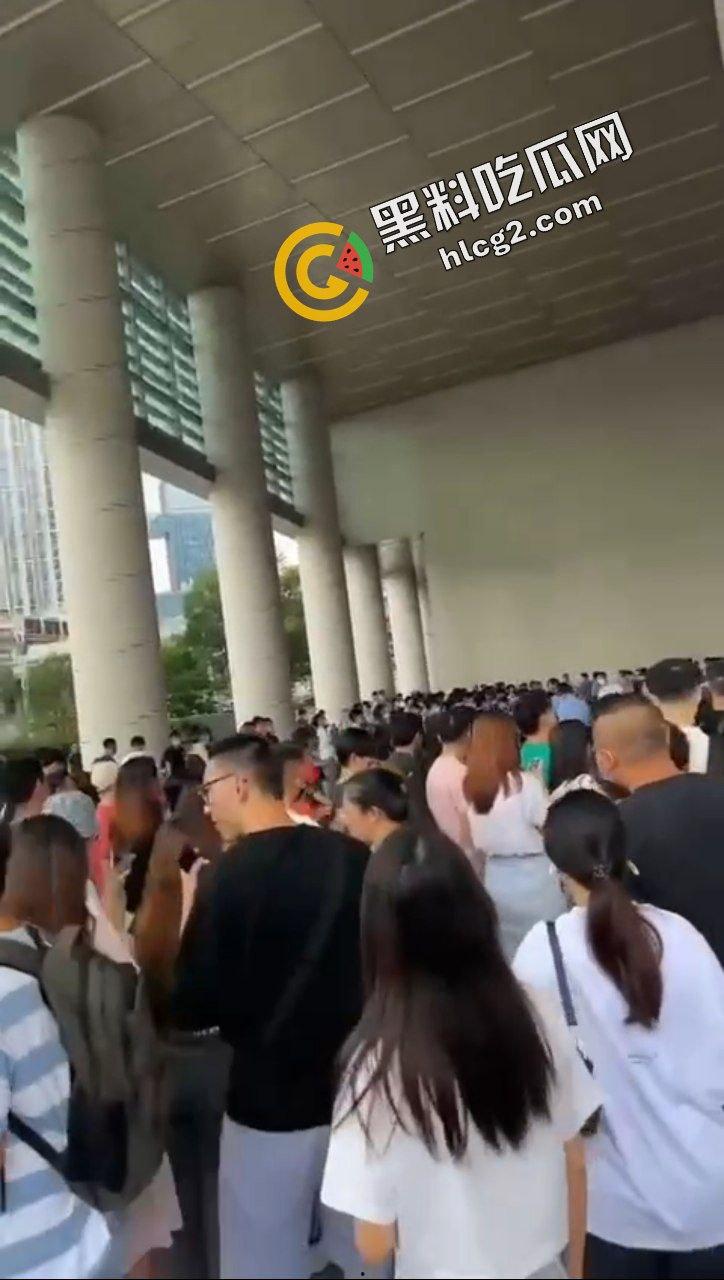 拼多多海外版Tume商家集体维权！因高额罚款 上百商家围堵拼多多广州总部 讨要说法  第7张