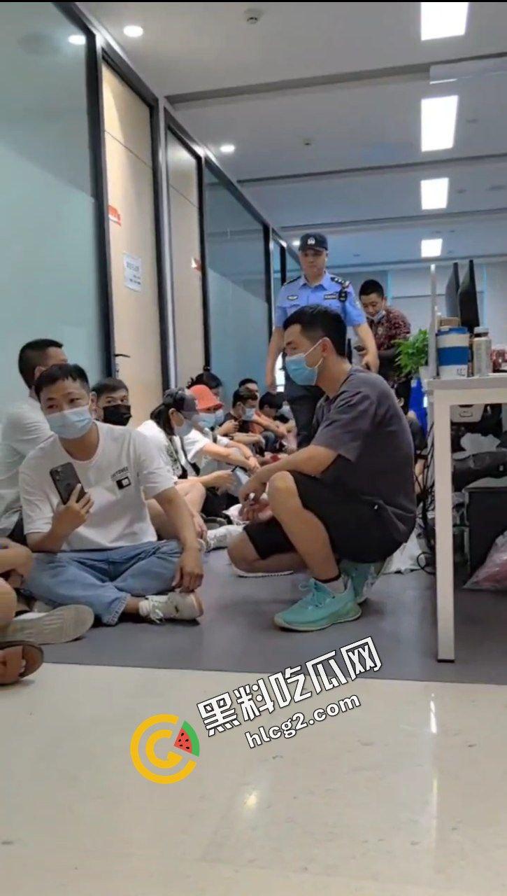 拼多多海外版Tume商家集体维权！因高额罚款 上百商家围堵拼多多广州总部 讨要说法  第8张