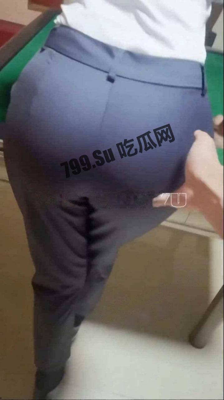 推特网红 绿帽淫妻 小鲸鱼 高跟鞋西装裤 + 黑色情趣开档丝袜 假阳具插逼用脚给小鸡吧老公打飞机  第3张