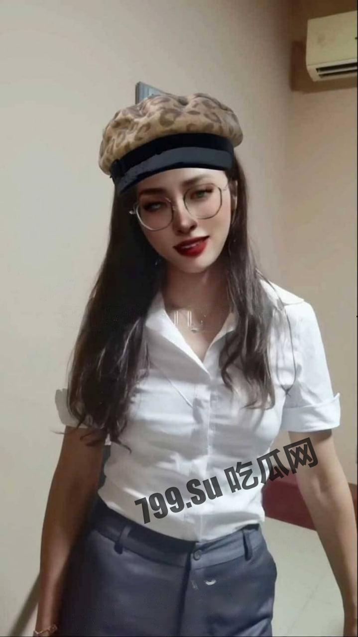 推特网红 绿帽淫妻 小鲸鱼 高跟鞋西装裤 + 黑色情趣开档丝袜 假阳具插逼用脚给小鸡吧老公打飞机  第5张