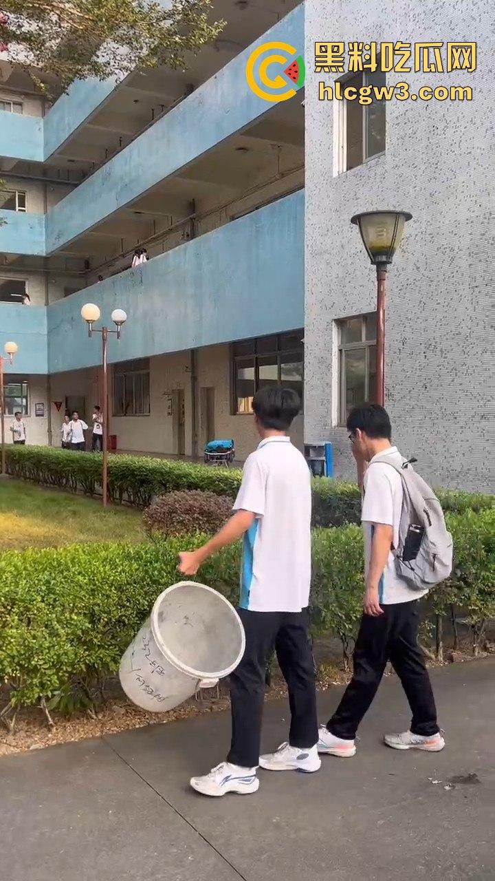 顺德梁球锯职业学校学生跳河自杀，校方没收手机逼出人命！母亲校门口哭到休克，学校冷血旁观！  第6张