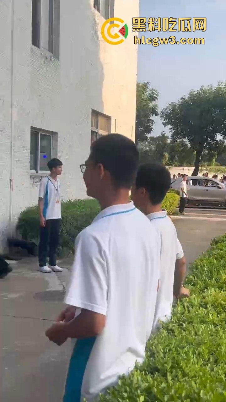 顺德梁球锯职业学校学生跳河自杀，校方没收手机逼出人命！母亲校门口哭到休克，学校冷血旁观！  第7张